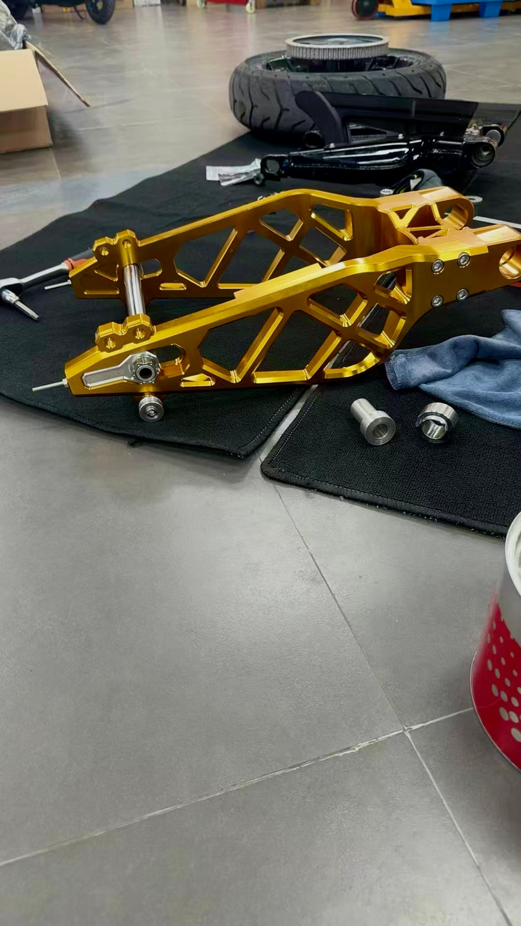 forged aluminum rear swingarm for Harley-Davidson, detail view