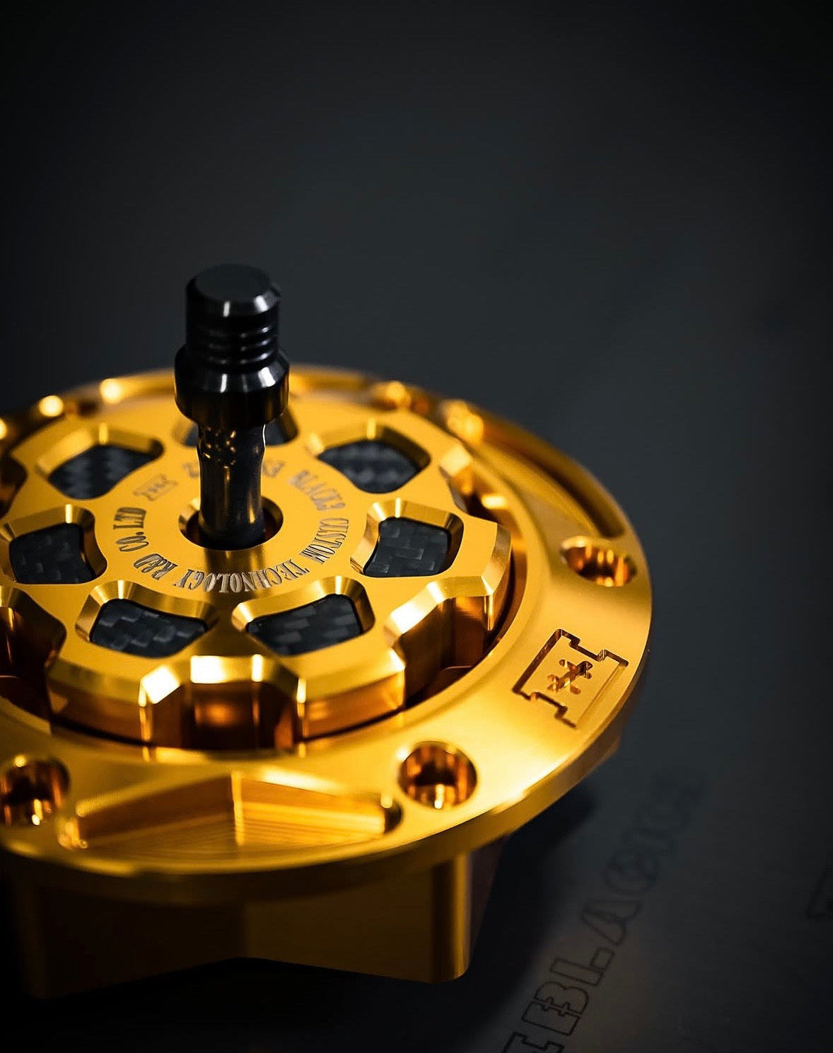 CNC 7-spoke fuel cap for Harley-Davidson, detail view